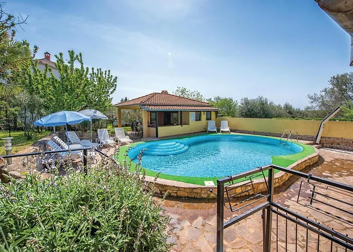 1 Bedroom Cozy Apartment In Porec Apartment *